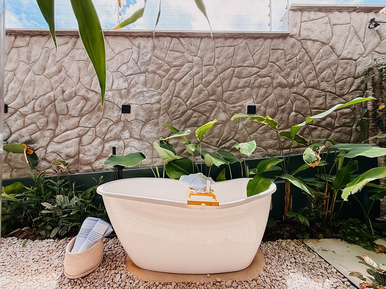 Luxo e conforto c/ banheira ao ar livre